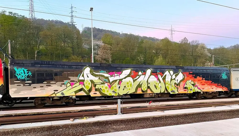 Atom One | Hot Razzberry Atom One